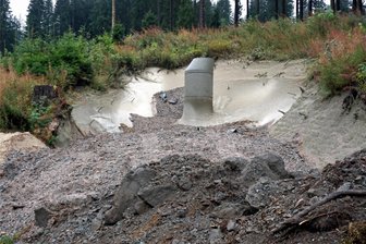 Querschlag 2 bei der Vogtlandschanze ist auf Jahrzehnte gesichert und wurde wieder verschlossen - Saniert und wieder verschlossen: Das Stollenmundloch des ehemaligen Querschlages 2 nahe der Vogtlandschanze.