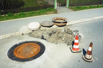 Querstraße in Limbach-Oberfrohna muss am Dienstag gesperrt werden - Auf der Querstraße muss eine defekte Schachtabdeckung repariert werden.