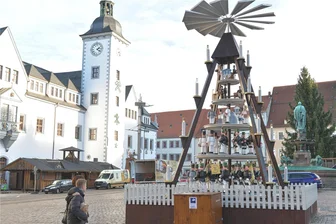 Quietsch-Pyramide auf Obermarkt in Freiberg abgestellt – mit Video: Wie hat es gequietscht? - Frage: Was dreht sich in Freiberg wieder und quietscht? Antwort: Die Pyramide auf dem Obermarkt.