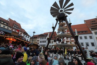 Quietscht sie oder quietscht sie nicht? Die Weihnachtspyramide dreht sich wieder auf dem Freiberger Christmarkt - Die Bergmannspyramide auf dem Freiberger Christmarkt hatte zur Eröffnung eine besondere Probe zu bestehen.