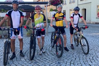 Quintett bezwingt sieben Gipfel - Dieses Quartett nahm die Tapfere-Schneiderlein-Tour in Angriff. Ein fünfter Fahrer stieß später dazu.