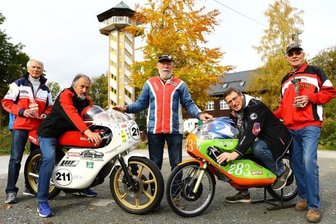 Quintett hofft auf den fünften Titel - Das neuformierte Team Erz mit Klaus Pellert, Wolfgang Kilschautzki, Bernd Wohlgemuth, Volkmar Wegbrod und Reinhart Päßler (v. l.) vor dem Aussichtsturm auf dem Scheibenberg. 
