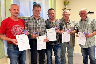 Quintett steht für mehr als 100 Jahre Gemeinderat im Vogtland - In Eichigt geehrt: Von links Udo Apelt, Falk Geigenmüller, Steffen Künzel, Bernd Hackenschmidt, Matthias Juhl.