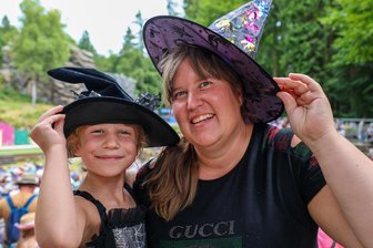 Quirlig-buntes Familientheater auf Naturbühne im Erzgebirge: Wird „Die kleine Hexe“ der neue Kassenschlager? - Die sechsjährige Maria und ihre Mama Nicole Teichert kamen stilsicher im Hexenoutfit zur Premiere im Naturtheater Greifensteine. Knapp 1000 Gäste erlebten „Die kleine Hexe“.