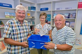 Quiz-Hauptgewinner gezogen: Wildenfelser fährt ins Weißflog-Hotel - Werner Beuschel, Michèle Schloms und Dietmar Hallbauer (v. l.) beim Ziehen des Hauptgewinners.