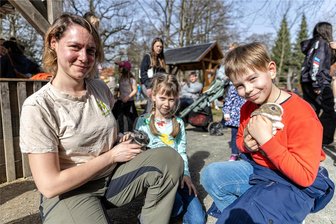 Quiz zum Osterfest im Tierpark Freiberg: Wie schwer ist eigentlich ein Wellensittich? - Echte Osterhasen gibt es im Freiberger Tierpark. Diana (6) und Jan (9) durften die Hasen, die eigentlich Kaninchen sind, unter Aufsicht von Tierpark-Mitarbeiterin Lisa Härtel mal streicheln und festhalten.