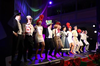 Quo vadis, Mittelsächsisches Theater? Wie bedroht sind die Spielstätten in Freiberg, Döbeln und Kriebstein? - Beim Bühnenball 2024 begeisterte das Ensemble des Mittelsächsischen Theaters das Publikum. Ob das auch in der Zukunft so sein kann, hängt vor allem vom Geld ab.