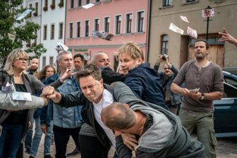 Quotensieger Erzgebirgskrimi: Kirchberger finden ihre Stadt gut in Szene gesetzt - Maik in Not: Kommissar Robert Winkler (Kai Scheve, 3.v.r.) muss Maik (Adrian Topol, M.) aus einer brenzligen Situation auf dem Marktplatz von Kirchberg retten. 
