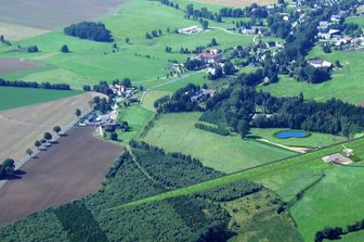 Rückhaltebecken Oberbobritzsch: Projekt mit Fragezeichen - Oberbobritzsch aus der Luft fotografiert: Die Visualisierung zeigt, wie sich der Damm nach aktuellen Plänen der Landestalsperrenverwaltung künftig in die Landschaft einfügen soll. Die Gesamtprojektkosten belaufen sich auf 62 Millionen Euro.