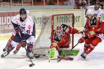 Rabenschwarzes Wochenende für die Eispiraten - Eispiraten-Torhüter Luka Gracnar (Mitte) stand im Heimspiel gegen Ravensburg unfreiwillig immer wieder im Mittelpunkt.