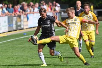 Rabensteiner mit optimalem Saisonstart - In der ersten Halbzeit gab es für die Rabensteiner um Außenspieler Maximilian Scheres (links) - im Duell mit David Hirsch - kein Durchkommen gegen robust verteidigende Radefelder. Nur wenige Sekunden nach Wiederanpfiff platzte durch Maximilian Scheres Treffer der Knoten.
