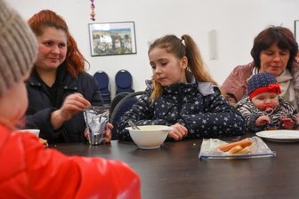 Rabensteiner Netzwerk hilft Ukrainern: Das Hotel der Geflüchteten - Mütter sitzen mit ihren Kindern beim gemeinsamen Frühstück. Im Hotel Rabensteiner Hof sind geflüchtete Ukrainer untergekommen und werden durch ein privates Helfernetzwerk versorgt. 