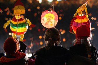 „Rabimmel rabammel rabumm“: Hier wird im Westerzgebirge der Martinstag gefeiert - Vielerorts sind im Erzgebirge am Montag die Kinder mit Laternen unterwegs.