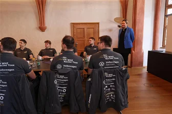Racingteam-Weltmeister aus Zwickau tragen sich in das Ehrenbuch der Stadt ein - Oberbürgermeisterin Constance Arndt empfing das Racingteam der Zwickauer Hochschule im Rathaus.