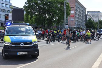 Rad-Demo in Chemnitz: Linke kritisieren Absage für Autobahn-Route - Vom Marx-Kopf aus führte die Demo auf rund 30 Kilometern durch Chemnitz.