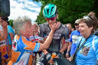 Rad-DM: Lokalmatador Burghardt gewinnt Titel in Chemnitz - Marcus Burghardt (l.) wurde im Ziel von seinem ersten Radsporttrainer Klaus Fischer (l.) vom RSV Venusberg beglückwünscht.