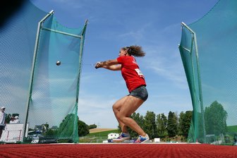 Rad-Events, Rallyes, Leichtathletik: Das sind die Sporthöhepunkte 2026 im Erzgebirge - Statt in Thum wird der international bekannte Werfertag im neuen Jahr in Gelenau stattfinden. U-23-Hammerwerferin Jada Julien kam bei der 22. Auflage dieses Jahr in Thum auf gute 67,34 Meter.
