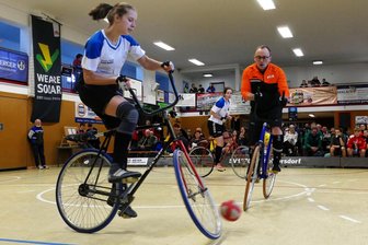 Radball: "De Ram(m)bos" sichern sich beim Großolbersdorfer Fan-Turnier den Pokal - Als einziges Frauen-Team gingen die beiden Ebersdorferinnen Anne-Marie Diezel und Johanna Gerlach in Großolbersdorf auf Torejagd.