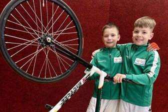 Radball: Die Jüngsten des RV Fraureuth spielen bei den Deutschen Meisterschaften groß auf - Noah Teichmann (l.) und Alois Hupfer vom RV Fraureuth haben sich als Vizelandesmeister der U 13 für das Viertelfinale im Radball qualifiziert.