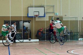 Radball: Fraureuther Bezirksligateam gelingt perfekter Auftakt - Dem Fraureuther Duo Jakob und Daniel Kaiser (in weiß-grün) gelangen am Sonntag fünf Siege in fünf Spielen.