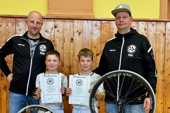 Radball: Fraureuther Duo landet im Halbfinale auf Rang 4 - Alois Hupfer und Noah Teichmann (vorn von links) hatten im Halbfinale der Deutschen Meisterschaft unter anderem die Unterstützung ihrer Väter Robby und Felix.