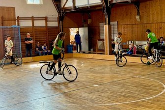 Radball: Fraureuther Teams teilen sich im vereinsinternen Duell die Punkte und jubeln am Ende alle gemeinsam - Das vereinsinterne Duell des Fraureuther Radball-Nachwuchses endete mit einem Unentschieden.