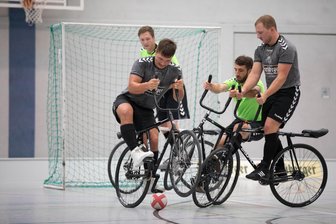 Radball: Freiberger Brüder wollen Heimvorteil nutzen - Wollen zum Klassenerhalt fahren: die Brüder Marvin (r.) und Dustin Schmidt (l.) vom TV 1844 II, hier in einem früheren Duell gegen die eigene erste Mannschaft mit Eric Rudolph und Tom Sontowski.