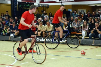 Radball in Großolbersdorf: Wenn Fans zu Aktiven werden - Traditionsgemäß locken die Spiele von relativ unerfahrenen Radballern immer viele Zuschauer in die Großolbersdorfer Halle.