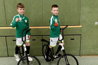Radball: Jüngstes Fraureuther Team sorgt in seiner Premierensaison für viel Furore - Alois Hupfer (links) und Noah Teichmann vom RV Edelweiß Fraureuth haben sich als Vizelandesmeister der U 13 für das Viertelfinale der Deutschen Meisterschaft im Radball qualifiziert.