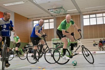 Radball: „Komischer“ Spieltag endet für Fraureuth mit guter Bilanz - Für Robby Hupfer (rechts) und André Haase (links im Hintergrund) lief es zum Heimspieltag am Samstag in der Radball-Oberliga Sachsen ganz ordentlich mit zwei Siegen, einem Remis und einer Niederlage.