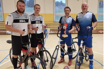 Radball: Premierenturnier im Erzgebirge bietet Spannung bis zur letzten Sekunde - Die Großolbersdorfer Mario Günther und Raphael Seidel (links) tauschten mit Falk Langer und Marco Buschbeck von der SG Niederlauterstein Wimpel aus.