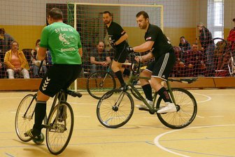 Radballer aus dem Erzgebirge bleiben weiter ungeschlagen und auf Bundesligakurs - Die Lippersdorfer Ronny Dornberger (hinten) und Phillip Vogel sind in der Oberliga bislang ungeschlagen.