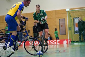 Radballerin aus Fraureuth träumt von WM: Frauenpower auf Platz 2 in der Männerliga - Isabell Kaiser ist es gewohnt, sich beim Radball vor allem gegen Männer zu bewähren.
