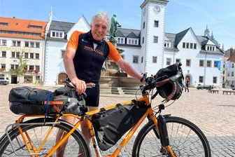 Radel-Professor auf Tour für bessere Krebsberatung - Professor Heinrich Seegenschmiedt hat auf seiner „Tour de RON“ in Freiberg Station gemacht. Der Facharzt für Strahlentherapie wirbt für einen Ausbau der Krebsberatung. Am Freitag war Dresden sein Etappenziel.