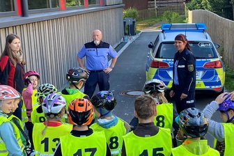 Radfahrausbildung an Vogtlands Grundschulen: Immer mehr Stadtkinder können nicht fahren - Fragerunde vor dem Praxistest. Die Polizeihauptmeister Ulrike Kämpf und Rico Ehlert fragen die Viertklässler an der Hauptmannsgrüner Grundschule, was beim Passieren eines in Fahrtrichtung stehenden Autos alles zu beachten ist.