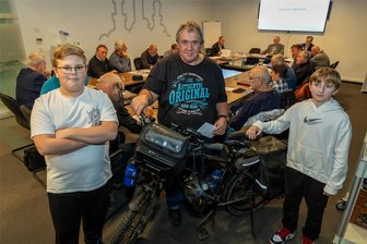 Radfahren für das Klima: Welche Auerbacher am längsten im Sattel saßen - Die Goethe-Gymnasiasten Karl Spitzner (links) und Benjamin Schaller (rechts) radelten je 1315 und 1521 Kilometer - insgesamt kam das Schülerteam auf 7375 km. Mike Gipser stieg wegen seiner Gesundheit aufs Rad. Er fuhr 1684 km.