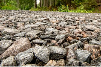 Radfahren im Wald nicht erwünscht? Grober Schotter auf Wegen an Heinzebank ärgert Fahrradfahrer - Früher wurden Waldwege oft sandgeschlämmt, heute werden sie mit grobem Schotter versehen.