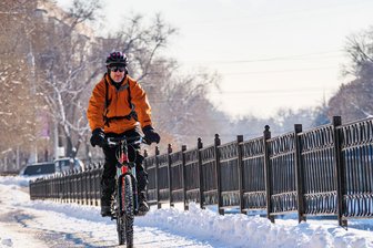 Radfahren im Winter: Gibt es eine Räumpflicht? - Jetzt bloß nicht stark bremsen oder lenken.