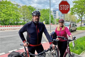 Radfahren in Chemnitz: Wo es hakt und was das Rathaus dagegen tun will - Tino Riedel und Ina Potts an der Ausfahrt des Parkhauses am Hotel B&B an der Zwickauer Straße. Der dort vorbeiführende Radweg ist von Autofahrern kaum einzusehen, sodass es zu gefährlichen Situationen kommen kann. Ein Verkehrsspiegel und zusätzliche Hinweiszeichen könnten die Situation entschärfen, meinen sie. 