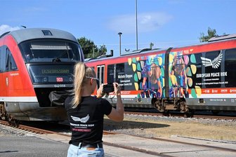 Radfahrer auf der Schiene: Züge werben für den European Peace Ride - Beliebtes Fotomotiv: Die neu gestalteten Züge der Erzgebirgsbahn werden schon bald in ganz Deutschland unterwegs sein und für den European Peace Ride sowie Chemnitz als Europäische Kulturhauptstadt 2023 Werbung machen.