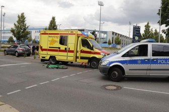 Radfahrer bei Kollision mit Auto schwer verletzt -