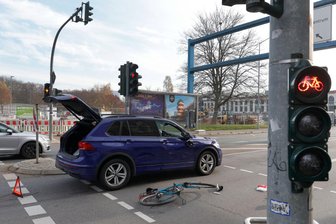 Radfahrer bei Unfall an Leipziger Straße in Chemnitz schwer verletzt - Der Unfall ereignete sich auf der Leipziger Straße in Höhe der Matthesstraße.