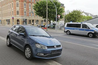 Die Frontscheibe des VW wurde bei dem Zusammenstoß beschädigt.