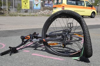 Radfahrer bei Zusammenstoß mit Laster schwer verletzt -