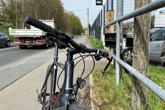 Radfahrer blockiert Blitzer in Mylau: „Ich könnte mich auch woanders hinstellen, mach‘ ich aber nicht“ - „An dieser Stelle ist das reine Abzocke.“ Mit dieser Einschätzung erklärte ein Netzschkauer das Abstellen seines Fahrrads an der vielbefahrenen Straße zwischen Reichenbach und Mylau - direkt vor dem Blitzer.