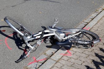 Radfahrer in Dennheritz schwer verletzt - Der Radfahrer kam nach einem Zusammenstoß zu Fall.