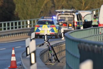 Radfahrer nach Verkehrsunfall auf B173 lebensgefährlich verletzt - 