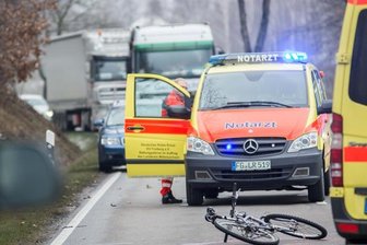 Radfahrer prallt mit Kleintransporter zusammen -