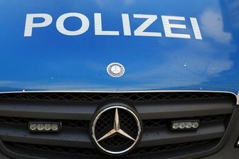 Radfahrer rettet sich mit Sprung vor Zusammenstoß mit Auto - 