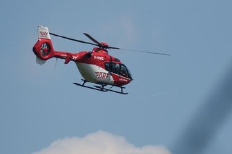 Radfahrer schiebt Kind an und stürzt schwer - Rettungshubschrauber im Einsatz -